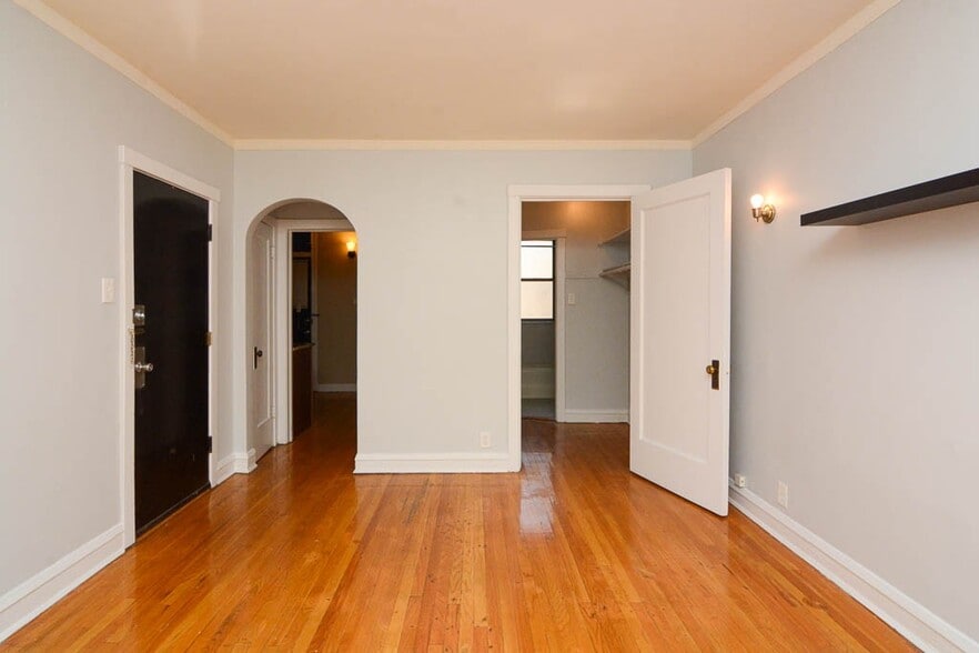 Building Photo - 4902 W Ainslie St