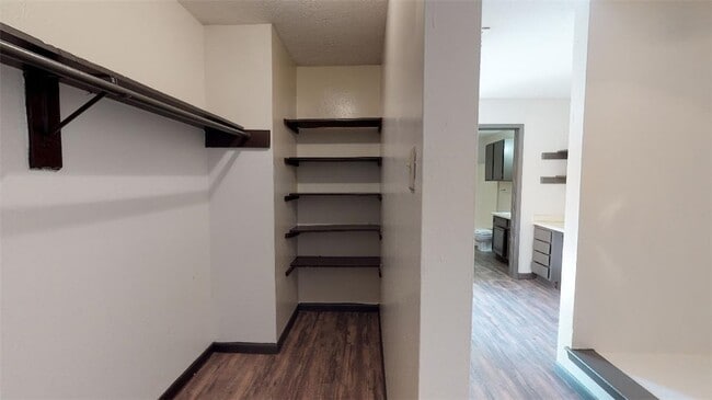 Building Photo - 725 Peppertree Dr