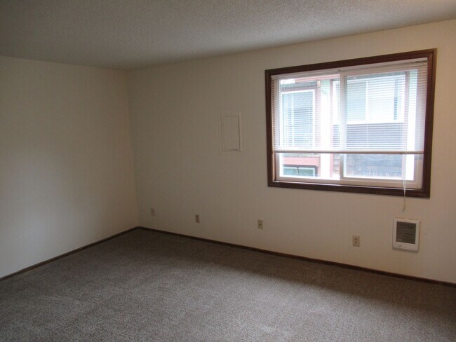 Building Photo - One Bedroom Apartment Close to Downtown