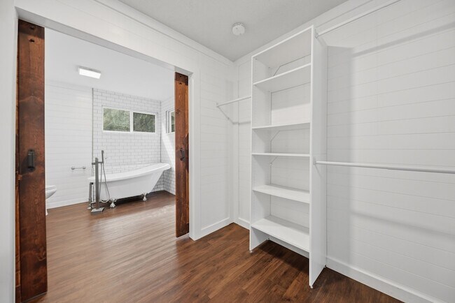 Building Photo - 9481 Lake Forest Cir