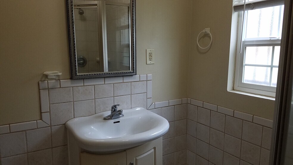 Hall bathroom - 512 S Flower St