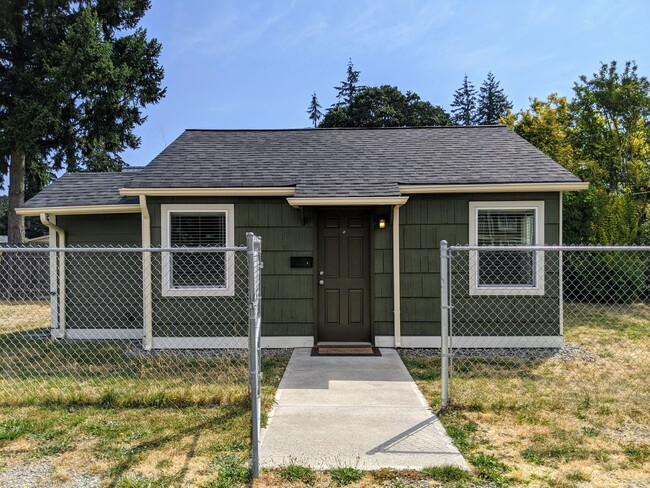 Building Photo - Updated One Bedroom Home For Rent- Fenced ...