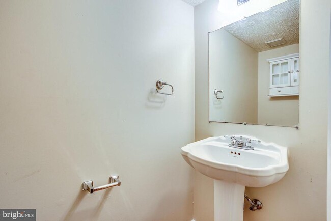 Building Photo - 6075 Cedar Wood Dr