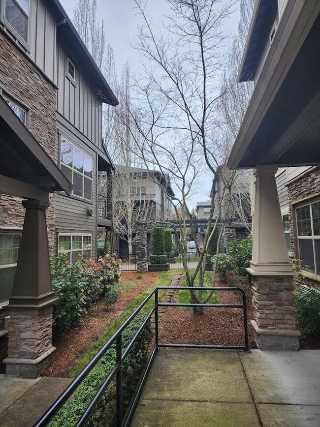 Building Photo - Short Term Lease Available / Beautiful Townhouse in Beaverton by Max Station!