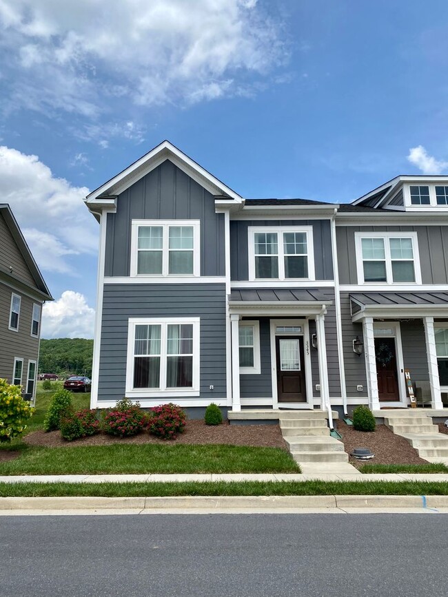 Primary Photo - Charming 3-bedroom, 2.5-bathroom Townhouse