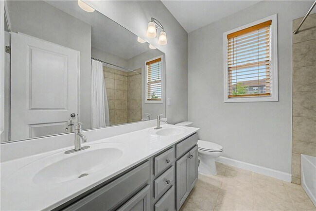 Building Photo - 165 Mansfield Dr