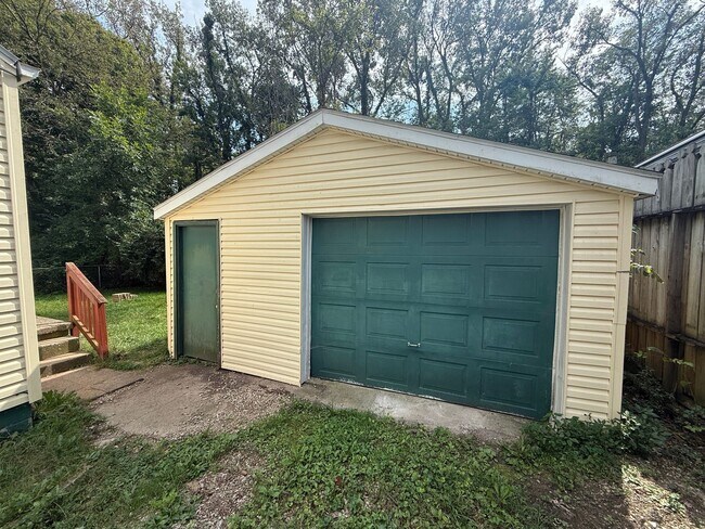 Building Photo - 2301 W Oliver Dr