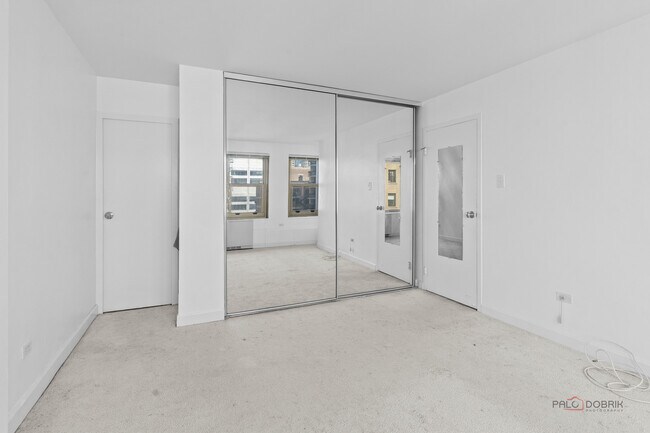 Building Photo - 247 E Chestnut St