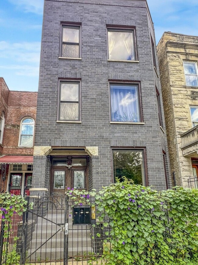 Primary Photo - 2649 W Evergreen Ave