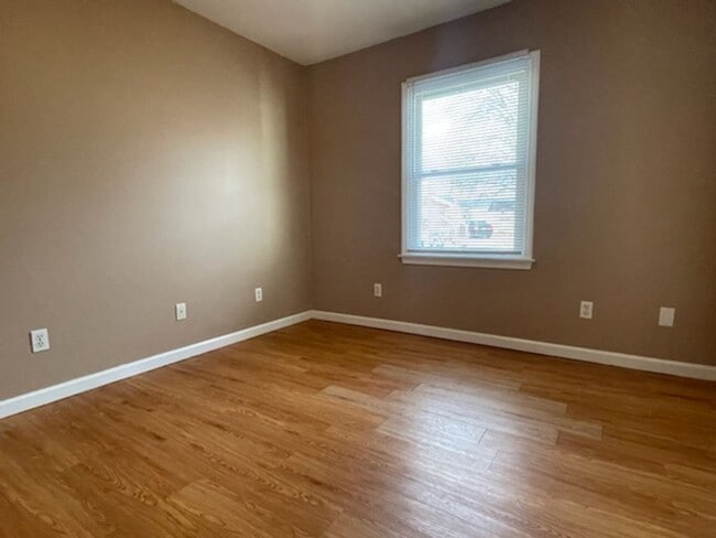 Building Photo - Pun-believable Deal: Stunning 3 Bed/1 Bath...