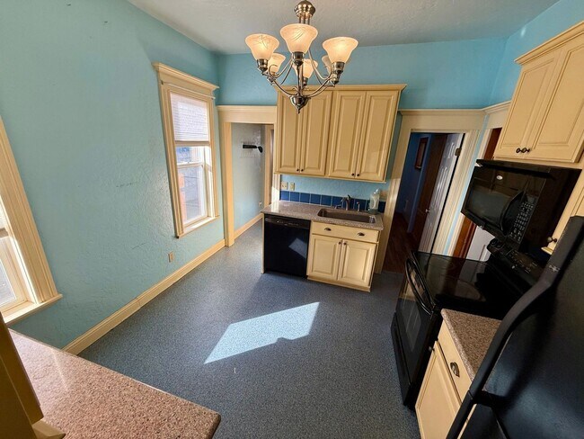 Building Photo - Victorian Charmer – 3 Bed, 1.75 Bath – Utilities Included!
