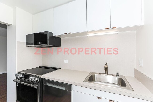 Building Photo - 2 bedroom, 2 bath & 1 parking for rent at Royal Court