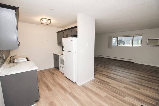 Building Photo - Renovated 2 Bed 1 Bath Apartment