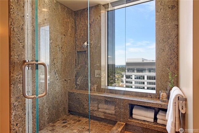 Building Photo - 3Bd/2.5Ba Bellevue Condo