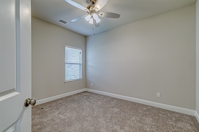 Building Photo - 327 Sweetspire Dr