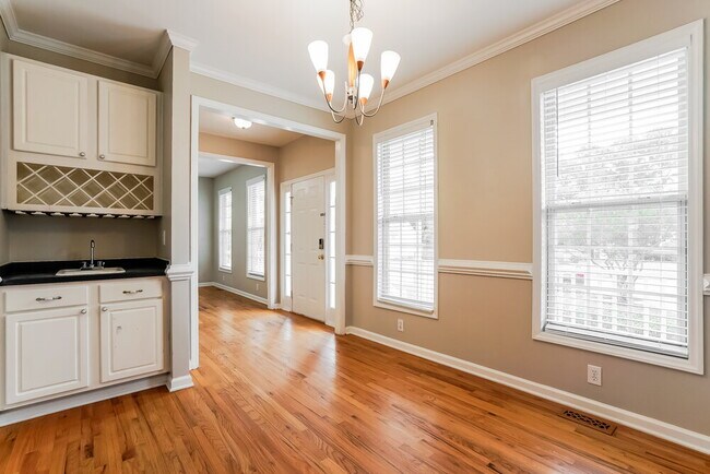 Building Photo - 512 Waterford Dr