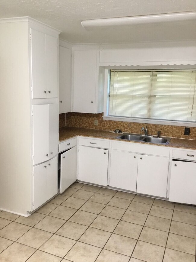 Building Photo - *3/2*SOUTHERN HILLS/SOUTHWOOD*FRESH PAINT*