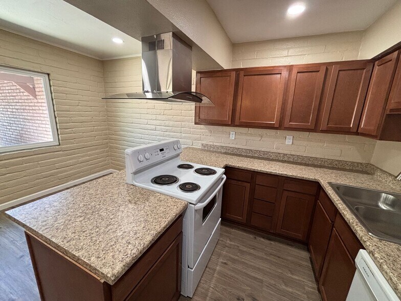 Building Photo - 3960 E Flower St