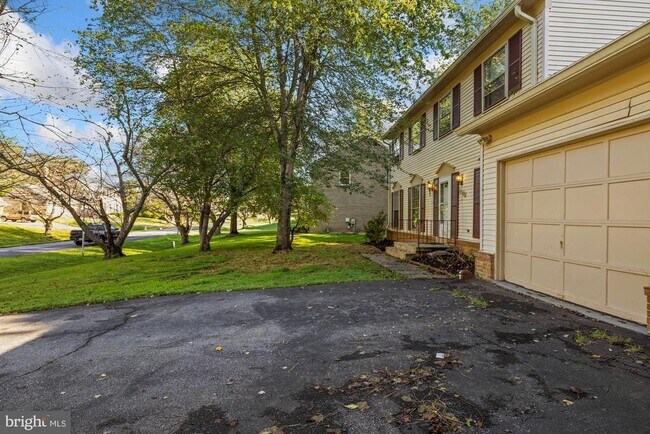 Building Photo - 8208 Gainsborough Ct W