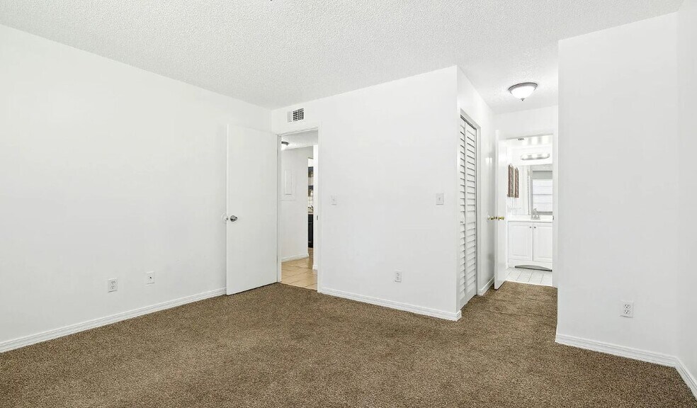 Building Photo - 4 Bentwood Ln