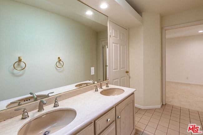 Building Photo - 158 S Anita Ave