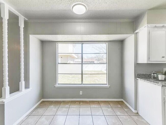 Building Photo - 736 Windsor Dr
