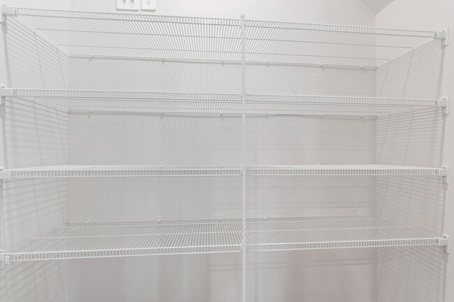 Building Photo - Stunning 3-Bedroom Residence in Oak Manor,...