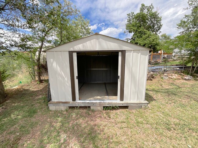 Building Photo - 2 Bedroom Home Available Near Pikes Peak Ave & S Institute St!