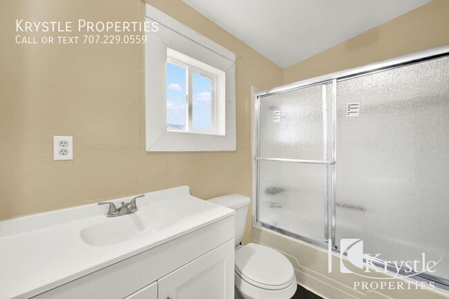 Building Photo - Charming and Updated 2-Bedroom Apartment w...