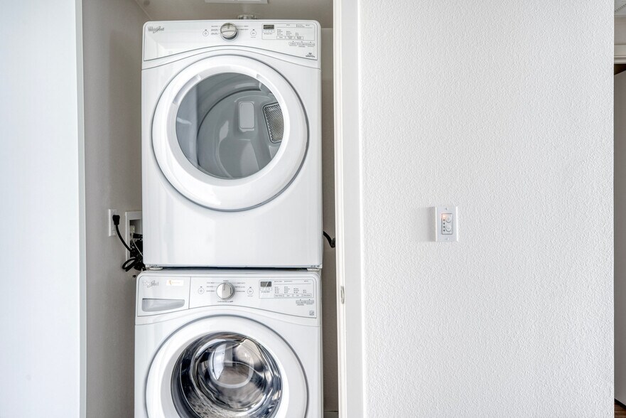 Building Photo - 650 E Capitol Ave