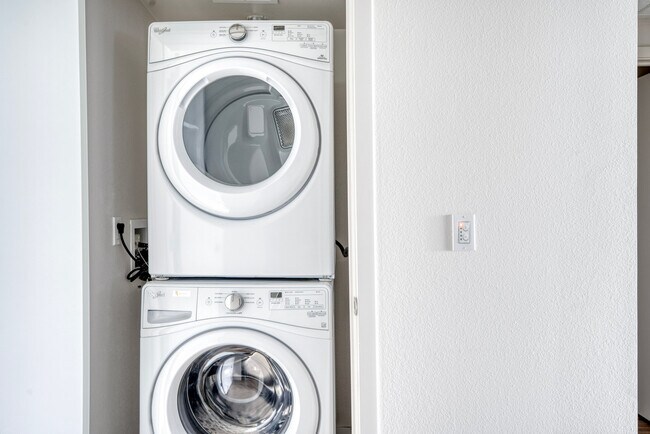 Building Photo - 650 E Capitol Ave