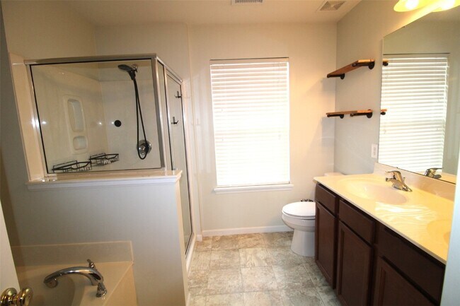 Building Photo - 221 Pecan Bluffs Dr