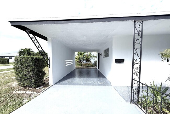 Building Photo - 210 W 23rd St