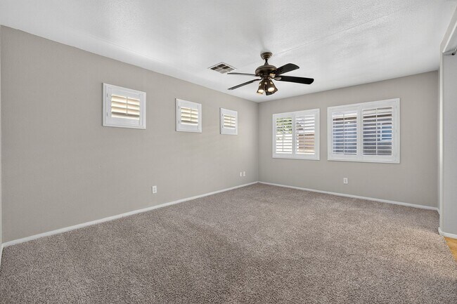 Building Photo - 2 Bedroom + Loft + 1 Car Attached Garage - Gated Community