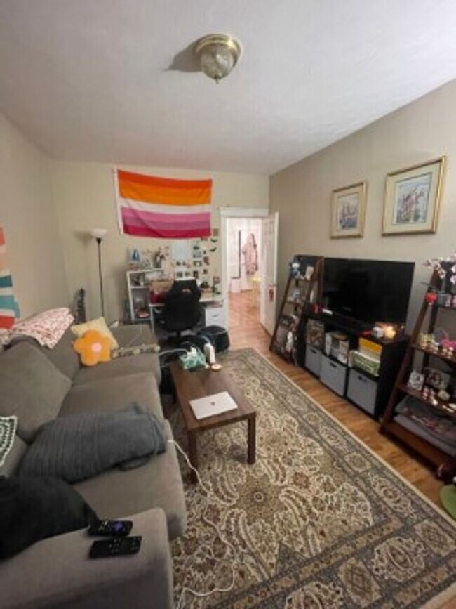 Building Photo - Allston 2 bedroom apartment - Available 6/1