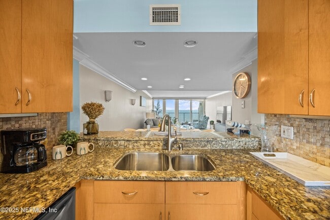 Building Photo - 2100 Ocean Dr S