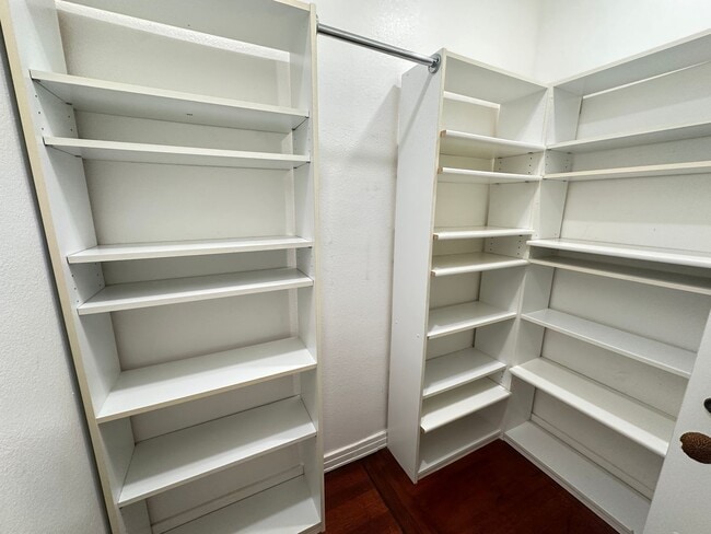 Building Photo - Spacious 2 Bedroom