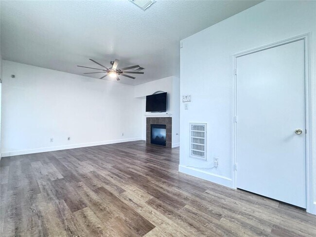 Building Photo - 15503 Hickory Dale St