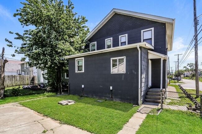 Building Photo - 732-734-734 E Deshler Ave