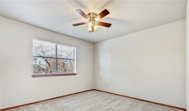 Building Photo - Townhome 2 Blocks from Downtown Siloam