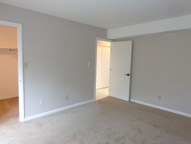 Building Photo - Shadowlawn - Shadow Cove Condominiums