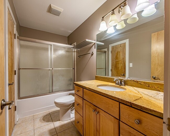 2nd Floor Bath - 1013 Linden Ave