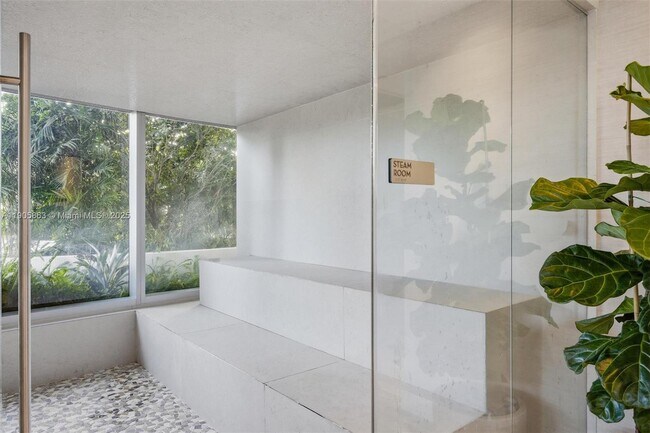 Building Photo - 700 NE 24th St