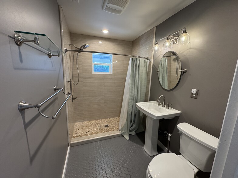 Building Photo - 492 Flower St