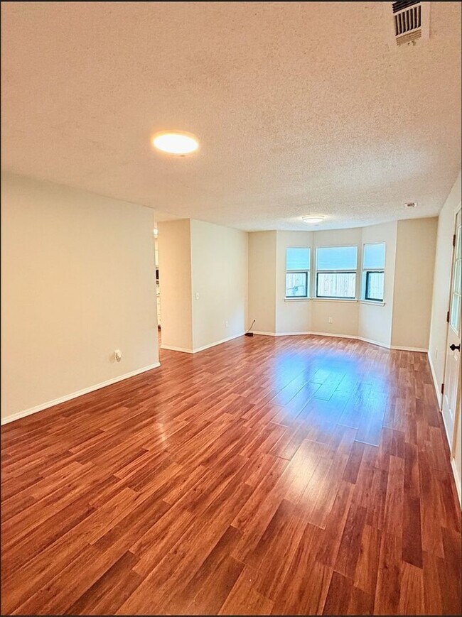 Building Photo - 3 Bedroom Single Family Home In Bentonville!