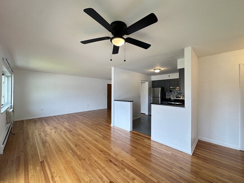 Building Photo - 1653 Oakwood Ave