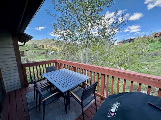 Building Photo - 4BD Duplex - Premium Location, Lots of Space, Nice Finishes