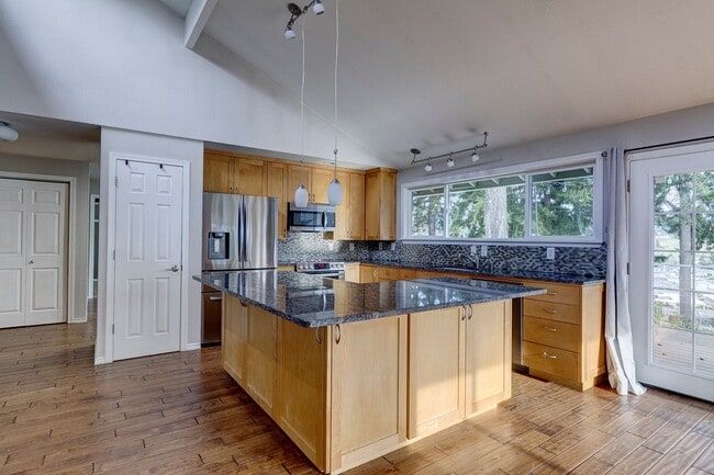 Building Photo - 3 Bed 2.5 Bath Home with a View!