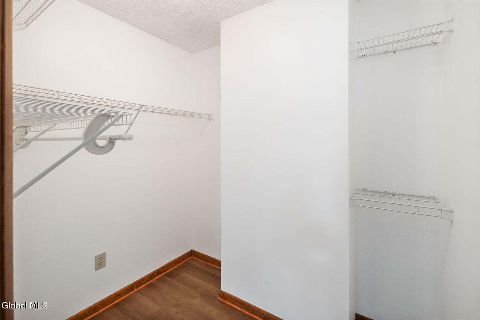 Building Photo - 1911 Cambridge Manor Dr