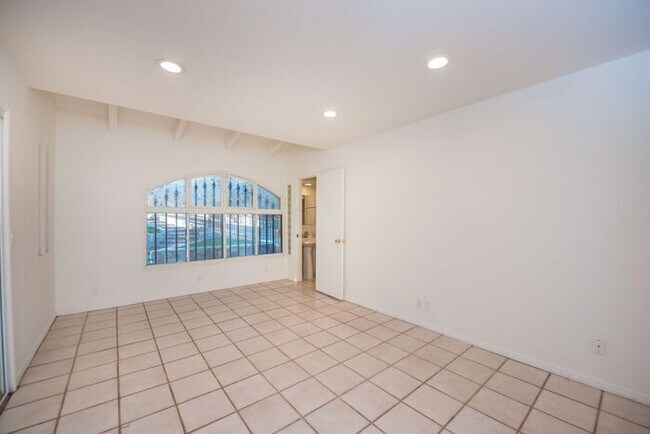 Building Photo - Anaheim Hills